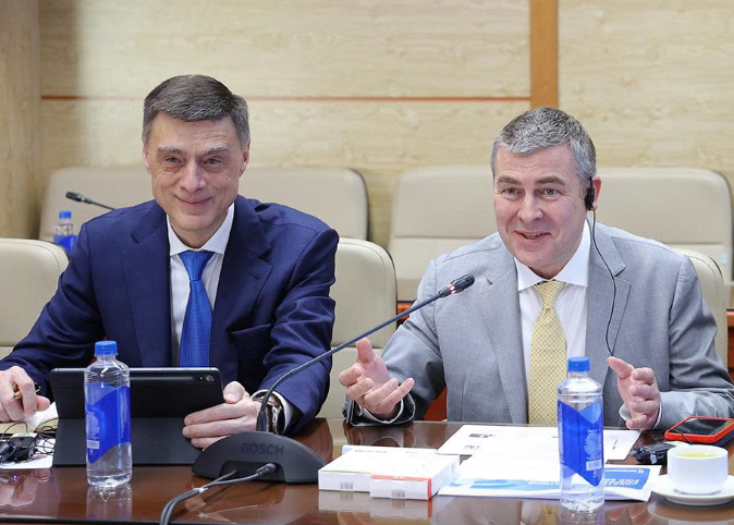 Ông Petr Bely, nhà sáng lập kiêm Chủ tịch Hội đồng quản trị của Tập đoàn Promomed - Liên bang Nga (bên phải).